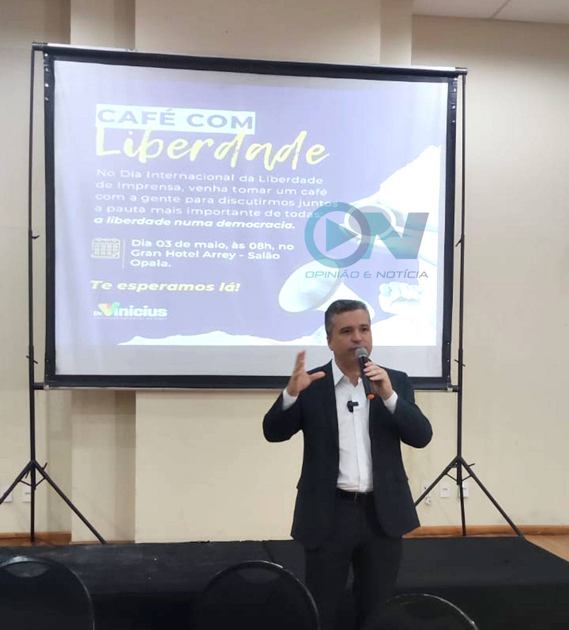 Liberdade de imprensa e PL das Fakes News são tratados em café com jornalistas
